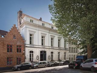Deze statige, neoclassicistische patriciërswoning (hôtel de maître) uit circa 1850 is gelegen op een uitzonderlijke locatie in het historische...