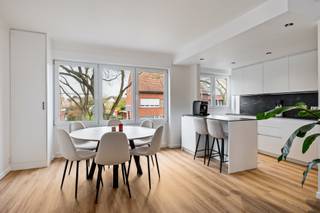 IN OPTIE !!Dit recent gerenoveerde en instapklare appartement is rustig, doch centraal gelegen, met groen en ontspanning in de onmiddellijke...