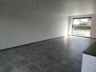 Ontdek deze moderne en energiezuinige nieuwbouwwoning in het charmante Nederzwalm. Laat je verrassen door het doordachte ontwerp, hoogwaardige afwerking en uitstekende ligging.<br /><br /><strong>Gelijkvloers:</strong> Een ruime inkomhal met gastentoilet, een lichtrijke leefruimte met open, volledig uitgeruste keuken, en een handige berging. Via de leefruimte heb je toegang tot het aangelegde terras.<br /><br /><strong>Bovenverdieping: </strong>Drie volwaardige slaapkamers, een moderne badkamer met inloopdouche, een apart toilet, en extra opbergruimte.<br /><br /><strong>Extra:</strong> Privé-garage achteraan de woning, inbegrepen in de huurprijs.<br /><br /><strong>Troeven:</strong>
<ul>
<li>Volledig instapklaar</li>
<li>Duurzame materialen en zonnepanelen voor een lage energiefactuur.</li>
<li>Gelegen in een rustige, groene buurt met vlotte bereikbaarheid.</li>
</ul>
<br />Mis deze kans niet en plan vandaag nog je bezoek!<br /><br />Beschikbaar vanaf 01/08/2026!<br /><br />Contacteer Stefanie op het nummer 055/59.50.10 of via email stefanie@vastgoedbrowaeys.be