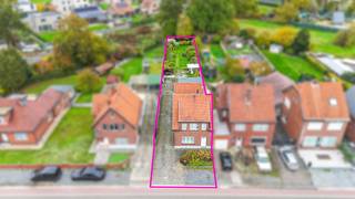 <p>Bij ImmoFusion 7/7 “open huis” : klik op onze 3D-TOUR.</p>
<p>Ervaar vastgoed alsof je er zelf doorloopt!</p>
<p><br /><br />Deze tijdloze halfopen bebouwing biedt een comfortabele en ruime woonomgeving met tal van moderne voorzieningen. <br /><br />Met vier slaapkamers is er voldoende ruimte voor een gezin. <br />De volledig geïnstalleerde keuken straalt een eigentijdse sfeer uit en biedt niet alleen een functionele kookruimte, maar ook een gezellige plek voor een ontbijttafel. <br /><br />De woonruimte is slim ingedeeld met een aparte eetkamer en zitruimte. Er is veel lichtinval in de woning. De aanwezigheid van een veranda zorgt voor een naadloze overgang tussen binnen en buiten.<br />Op het gelijkvloers bevindt zich een badkamer voor extra gemak. <br /><br />Een grote berging/wasplaats met raam, op het gelijkvloers biedt extra opslag- en functionele ruimte. <br /><br />De grote tuin biedt tal van mogelijkheden voor een creatieve opfrissing, <br /><br />De centrale ligging van de woning zorgt voor een vlotte bereikbaarheid naar Houthalen, Heusden, Zonhoven, Hasselt en Helchteren. De nabijheid van de autosnelwegoprit, scholen en het openbaar <br />vervoer maken deze woning ideaal voor wie op zoek is naar een combinatie van comfort, moderne voorzieningen en een gunstige locatie.<br /><br /><br />Pluspunten:<br />-goede ligging<br />- veel mogelijkheden<br />-grote tuin<br />- 3 slaapkamers<br />-moderne keuken<br /><br /></p>
<p>Voor een bezichtiging ter plaatse of meer info, bel ons op 078/78.78.70, of kom gewoon binnen op ons kantoor, steeds welkom!</p>