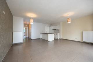 Dit verzorgde appartement op de Jan Baptist Corremansstraat 142 in Boom werd gebouwd in 2009 en biedt een aangename woonst met een praktische indeling.<br /><br />De leefruimte sluit mooi aan op het overdekte terras, waardoor je ook buiten een fijne extra plek hebt om te zitten. Verder beschikt het appartement over twee slaapkamers, een badkamer, apart toilet en een kelderberging.<br /><br />Ook op technisch vlak zit het goed: het appartement heeft een gunstig EPC-label A en de elektrische installatie is conform. De kelderberging is inbegrepen in de verkoop. Daarnaast is er de mogelijkheid om een garage aan te kopen.<br /><br />De ligging is bijzonder praktisch. Je woont hier vlak bij het station van Boom, winkels, openbaar vervoer en andere dagelijkse voorzieningen.<br /><br />Troeven:<br />"EPC-label A<br />"Elektriciteit conform<br />"Bouwjaar 2009<br />"2 slaapkamers<br />"Aangenaam overdekt terras<br />"Kelderberging inbegrepen<br />"Mogelijkheid tot aankoop garage<br />"Centrale ligging nabij station, winkels en groen<br /><br />Een interessant appartement voor wie op zoek is naar comfortabel wonen op een centrale locatie in Boom.<br /><br />Kom dit appartement ontdekken via jarno@groepvanhaute.be of 0492 83 88 19.