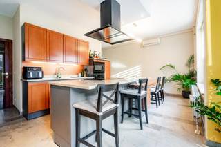 MAIL: dries.v@weinvest.beWe Invest biedt u een zeer aangenaam appartement op de begane grond in een klein appartementencomplex aan een...