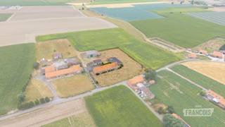 Droomt u van landelijk wonen met volop ruimte en tal van mogelijkheden? Dan is deze te renoveren hoeve in het landelijke Schapershoek te Esen beslist een bezoek waard.<br /><br />Gelegen op een prachtig perceel van 6.269 m² geniet u hier van absolute rust, privacy en een groene omgeving. Bovendien beschikt het eigendom over een goedgekeurde functiewijziging naar residentiële bewoning, waardoor u deze hoeve kunt omvormen tot een unieke gezinswoning op een toplocatie.<br /><br />De woning biedt een ruime en praktische indeling met een lichtrijke leefruimte, keuken, badkamer en vier volwaardige slaapkamers. De ruime zolderverdieping biedt nog heel wat uitbreidingsmogelijkheden en kan perfect worden ingericht als extra slaapkamers, hobbyruimte of thuiskantoor.<br /><br />Buiten vindt u een ruime weide en twee afzonderlijke bijgebouwen, ideaal voor het houden van paarden of andere dieren, het uitoefenen van een hobby of het creëren van extra opslag- of werkruimte. Daarnaast beschikt het eigendom over verschillende garages en voldoende bergruimte.<br /><br />Deze eigendom is de ideale opportuniteit voor wie op zoek is naar een renovatieproject met karakter, ruimte en eindeloos potentieel op een landelijke ligging.<br /><br />Een unieke kans voor wie landelijk wil wonen en een eigendom volledig naar eigen smaak wil renoveren. Contacteer ons vandaag nog voor meer informatie of een bezoek ter plaatse.<br /><br />