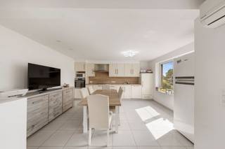 Deze woning werd in 2023 gerenoveerd en is als volgt ingedeeld: gelijkvl. inkomhal, 3 ruime slaapkamers waarvan één met toegang tot de tuin, badkamer met lavabo, inloopdouche en aansluiting voor de wasmachine, een vierde 'slaap'kamer die op heden als praktijkruimte ingevuld is en afzonderlijk toilet. Volledig omheinde tuin. 1e v.: woonkamer, eetkamer en volledig geïnstalleerde keuken. <br /><br />Daarnaast beschikt de woning ook nog over een kelder en een ruime zolder. <br /><br />Troeven: volledig instapklaar, regenwater, airco voorzien, rolluiken. <br /><br />Wenst u meer informatie of een bezoek ter plaatse? Neem dan contact op met Imani: 0478 26 26 36.