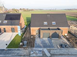 <strong>Op zoek naar een moderne woning op een goede locatie? Ontdek deze twee volledig afgewerkte en direct bewoonbare huizen in Saint-Léger!</strong>
<ul>
	<li>E45</li>
	<li>Helder</li>
	<li>Prachtig uitzicht op het platteland</li>
	<li>3 slaapkamers</li>
	<li>Inpandige garage</li>
	<li>Energetisch</li>
</ul>
Kavel 8 is volledig afgewerkt, inclusief schilderwerk, verlichting en tuinaanleg. <br /><br />Interesse? Neem contact met ons op!