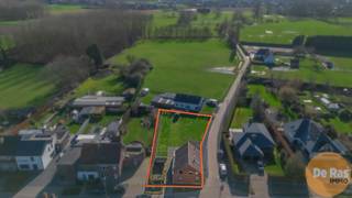 <strong>EERSTE BEZOEKDAG: ZATERDAG 04/04 VAN 9U TOT 12U (ENKEL OP AFSPRAAK)</strong><br /><strong>BUGGENHOUT – Te renoveren open bebouwing met prachtige tuin op ca. 8a 50ca.</strong><br /><br />Deze eigendom is gelegen in een rustige, landelijke omgeving met een vlotte bereikbaarheid naar openbaar vervoer, winkels, scholen en belangrijke invalswegen.<br /><br />Op het gelijkvloers beschikt de woning over een ruime woonkamer met zithoek, een slaapkamer of bureau, een keuken, een apart gastentoilet en een badkamer. Op de verdieping bevinden zich een slaapkamer en een zolderkamer, elk bereikbaar via een aparte trap. Dit biedt de mogelijkheid om de zolderkamer verder in te richten als extra slaapkamer, hobbyruimte of bureau.<br /><br />De achterbouw omvat een inpandige garage en een extra bergruimte. Het dak van het hoofdgebouw werd reeds vernieuwd en is voorzien van een onderdak en nieuwe dakgoten.<br /><br />Een absolute troef is de zuidgerichte tuin met een oppervlakte van ca. 8a 50ca, waar u in alle rust kan genieten en die tal van mogelijkheden biedt om een aangename buitenruimte te creëren.<br /><br />Renovatie is noodzakelijk, maar dankzij de perceeloppervlakte, de ligging, de gunstige oriëntatie en het sterke renovatiepotentieel vormt deze woning een uitstekende opportuniteit binnen haar segment.<br /><br />Info en bezoeken: 053/60.65.60<br />De vermelde prijs is een richtprijs. Na ontvangst van de biedingen beslist de verkoper of hij/zij de eigendom verkoopt aan het beste bod. De richtprijs is bijgevolg niet bindend. Voor meer informatie kan u ons contacteren of het reglement raadplegen op onze website.