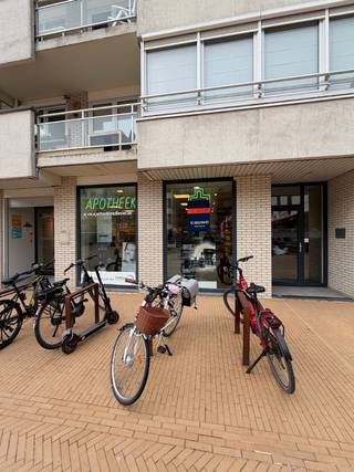 Op een toplocatie in het centrum van Heist bieden wij een uniek handelspand te huur aan (voormalige apotheek). Dit pand is ontstaan door...