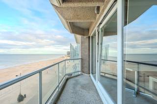 Prachtig doorloop appartement met frontaal zeezicht en twee terrassen gelegen op absolute toplocatie, op de vijfde verdieping van de...