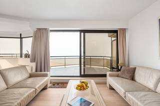 Een unieke kans voor wie droomt van zon, zee en zorgeloos wonen aan de kust.

Een uitzonderlijke opportuniteit aan de Belgische kust: dit lichtrijke hoekappartement op de 8ste verdieping van residentie Bristol Palace beschikt over maar liefst vier terrassen, waaronder meerdere terrassen met zeezicht en een ruim zonneterras. Een zeldzame combinatie die u de hele dag laat genieten van zon, licht en de zee als dagelijkse achtergrond.

Dankzij de unieke hoekligging en de grote raampartijen baadt het appartement in natuurlijk licht. De aangename leefruimte en open keuken sluiten naadloos aan op de terrassen, waardoor binnen en buiten harmonieus in elkaar overvloeien. Vanuit verschillende ruimtes geniet u van een prachtig uitzicht op zee en de kustlijn.

Met twee comfortabele slaapkamers biedt dit appartement alle mogelijkheden als vaste woonst, tweede verblijf of investering aan zee.
Gelegen op een toplocatie tussen de jachthaven en het casino van Blankenberge, bevindt u zich op wandelafstand van de Zeedijk, winkels, restaurants en alle voorzieningen.

Extra troeven zijn de mogelijkheid tot aankoop van een enkele en/of dubbele autostaanplaats in het gebouw en een ruime private kelderberging.
Een uniek appartement voor wie droomt van ruimte, buitenleven en uitzonderlijke terrassen met zeezicht aan de kust.

Interesse? Contacteer Tinne via 0472 944 955 of tinne@keyimmo.be voor meer info of een bezoek.
