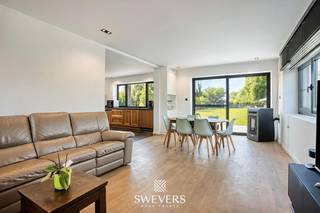 Voor meer info en foto’s, surf naar www.swevers.be – Deze instapklare open bebouwing op een royaal perceel van 16a 60ca in Geetbets combineert ruimte, comfort en een hoogwaardige afwerking. De woning werd gebouwd in 1964 en tussen 2019 en 2025 grondig gerenoveerd, waardoor u zonder bijkomende werken kunt verhuizen. Met een bewoonbare oppervlakte van<br />256 m² biedt ze alle troeven voor een comfortabel gezinsleven. Via de inkomhal met gastentoilet bereikt u de lichtrijke woonkamer van 34,56 m², die uitkijkt op de tuin. Aansluitend bevindt zich de keuken met eetplaats. Verder zijn er op het gelijkvloers een afzonderlijk bureau, een ruime berging en een multifunctionele ontbijthoek. Op de eerste verdieping geeft de nachthal toegang tot vier volwaardige slaapkamers, een badkamer en een extra berging. Bovendien beschikt de woning over een uitzonderlijk ruime kelder van ca. 100 m², verdeeld in verschillende ruimtes, een inpandige garage en een technische ruimte, ideaal voor stockage, hobby’s of een werkatelier. De noordwestelijk georiënteerde tuin biedt volop zon in de namiddag en avond, veel privacy en alle ruimte voor spelende kinderen of tuinliefhebbers. De ligging is bovendien erg praktisch: scholen bevinden zich op 1,5 km, winkels, horeca en ontspanning op 1,6 km, een bushalte ligt op slechts 180 meter en de snelweg bereikt u op ongeveer 10 km. Voor meer informatie, bel 012 699 900. Bron<br />bewoonbare oppervlakte: EPC – verslag.