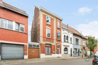 <p>Ontdek deze verrassend ruime studio met aparte slaapkamer, ideaal als eerste woning of investering. De lichtrijke open leefruimte met open keuken, het aparte toilet en de praktische indeling zorgen voor een aangenaam wooncomfort.<br /><br />De studio is op te frissen en biedt de perfecte kans om ze volledig naar eigen smaak in te richten. Bovendien is er geen renovatieverplichting, waardoor u zonder tijdsdruk kunt moderniseren.<br /><br />Een interessante opportuniteit op een uitstekende locatie!<br /><br />Meer info of plan je bezoek via denis@immobeguin.be of www.immobeguin.be</p>