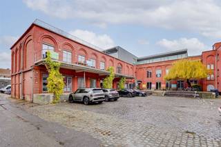<p><span>147 m²</span><span> loft en daarbovenop nog eens </span><span>100 m² terras</span><span>: dat kom je in Antwerpen niet vaak tegen. Het </span><span>zuidgerichte terras</span><span> vormt een rechtstreeks verlengstuk van de leefruimte en geniet vrijwel de hele dag van de zon. Dankzij de brede raampartijen blijft het contact met buiten overal aanwezig.</span></p><p><span> </span></p><p><span>Voor een koffie, aperitief of diner wandel je zo naar </span><span>Zurenborg</span><span>. Ook </span><span>station Antwerpen-Berchem</span><span> en het </span><span>Groen Kwartier</span><span> liggen vlakbij, waardoor je bijzonder centraal woont zonder aan buitenruimte in te boeten.</span></p><p><span> </span></p><p><span>Indeling:</span></p><p><span>- gelijkvloers gemeenschappelijke inkomhal met traphal en  lift</span></p><p><span>- de loft bevindt zich op de 2de verdieping</span></p><p><span>- ruime en zonnige leefruimte</span></p><p><span>- open geïnstalleerde keuken voorzien van alle moderne comfort </span></p><p><span>- slaapkamer 1</span></p><p><span>- slaapkamer 2</span></p><p><span>- mogelijkheid tot bijmaken van 3e ruime slaapkamer</span></p><p><span>- badkamer met ligbad, toilet en lavabo in meubel</span></p><p><span> </span></p><p><span>Troeven</span></p><p><span>- top ligging in Antwerpen</span></p><p><span>- gunstig EPC</span></p><p><span>- CV individueel op gas</span></p><p><span>- vrij bij akte</span></p><p><span>- aparte nutsvoorzieningen (water, gas en elektra)</span></p><p><span> </span></p><p><span>* Enkele fotos werden met behulp van AI bewerkt en tonen een mogelijke inrichting of renovatie. Deze beelden dienen uitsluitend ter illustratie.</span></p><p><span> </span></p><p><span>Ben jij geïnteresseerd in deze loft te koop in het Groen Kwartier, ben je op zoek naar ander vastgoed, een investering of wens je de waarde van jouw eigendom te kennen? Dan ben je bij BOLT immo aan het juiste adres! Wij helpen jou graag verder.</span><span> </span></p><p><span> </span></p>