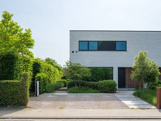 Recent nieuwbouwproject (BJ 2023) bestaande uit een kantoor (bvo 232 m²) en een gezinswoning (bvo 232 m²) op een gunstig perceel van 1.030 m² in Lievegem.<br /><br />Op zoek naar een instapklaar kantoor met een ruime gezinswoning ernaast? Op zoek naar een project dat comfort, architectuur en toekomstgericht wonen en werken perfect combineert? Dan is dit recente nieuwbouwproject uit 2023 zonder twijfel een buitenkans. Wonen en werken was nog nooit zo eenvoudig. <br /><br />Het kantoor (links) beschikt over een verzorgde voortuin met private parkeergelegenheid en een laadpaal voor elektrische voertuigen. Binnenin vindt u verschillende kantoorruimtes, aangevuld met een praktische keuken, een technische berging en twee toiletten. Achteraan geniet u van een aangenaam terras met tuin, de ideale plek om tijdens de middagpauze even tot rust te komen of klanten in een ontspannen setting te ontvangen.<br /><br />De woning (rechts) beschikt eveneens over een verzorgde voortuin met parkeergelegenheid en een laadpaal. Deze praktische gezinswoning beschikt onder meer over een ruime leef- en eetruimte die naadloos aansluit op de open keuken met kookeiland en hoogwaardige Miele-toestellen. Op de verdieping bevinden zich drie slaapkamers en twee badkamers. Achteraan geniet u van een zonnig terras en een knap aangelegde tuin, de perfecte plek voor kinderen om zorgeloos te spelen en voor het hele gezin om te ontspannen.<br /><br />Zowel de woning als het kantoor genieten van hoogwaardig nieuwbouwcomfort dankzij individuele geothermie, vloerverwarming, koeling, zonnewering en een ventilatiesysteem D met warmterecuperatie. Zo bent u verzekerd van maximaal comfort en een uitstekende energieprestatie.<br /><br />Het centrum van Lievegem bevindt zich op slechts 10 minuten fietsen, waardoor winkels, scholen en andere voorzieningen vlot bereikbaar zijn.<br /><br />Kortom, een uitzonderlijke en toekomstgerichte eigendom waar kwaliteit, comfort en functionaliteit hand in hand gaan.