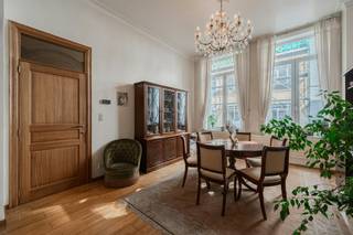 Karaktervolle herenwoning te koop met 3 slaapkamers gelegen langs de Leon Spilliaertstraat met 3 slaapkamers, koer, volledig onderkelderd en een indrukwekkende zolderkamer in het hart van Oostende. <br /><br />Indeling:<br />* gelijkvloers: <br />- inkomhal<br />- apart toilet<br />- zeer lichtrijke leefruimte met hoge plafonds<br />- keukenruimte voorzien van spoeltafel, vaatwasmachine, oven en gaskookplaat <br />- koer<br /><br />*Tussenverdieping<br />- toilet <br />- slaapkamer 1 (11 m²) <br /><br />*Eerste verdieping: <br />- slaapkamer 2 met douche, bad en lavabo <br />(mogelijkheden opsplitsen in 2 ruime kamers ( 43m²)<br /><br />*Zolderverdieping<br />- nachthal <br />- zolderkamer met authentieke houten balkenstructuur en dakramen (42m²)<br /><br />De woning biedt veel mogelijkheden en is ook volledig onderkelderd. <br /><br />Pluspunten:<br />- ruime herenwoning met veel karakter<br />- prachtige, multifunctionele zolderruimte<br />- zeer grote kelderverdieping met natuurlijk daglicht<br />- zeer centraal gelegen <br /><br />Op zoek naar een woning met karakter? Contacteer ons voor een bezoek ter plaatse. <br /><br /><br />Dit pand is onderworpen aan de renovatieverplichting van de Vlaamse overheid voor residentiële gebouwen (behoudens bij sloop binnen 5 jaar na de aankoop). Consulteer voor meer informatie de website van het Vlaams Energie- en Klimaatagentschap via https://www.vlaanderen.be/een-woning-kopen/renovatieverplichting-voor-residentiele-gebouwen<br /><br />Bestuursmaatregelen in het maatregelenregister: in aanvraag<br /><br />Deze AI-visualisaties zijn bedoeld als inspiratie. Er werd geen rekening gehouden met technische specificaties, stedenbouwkundige voorschriften of de concrete mogelijkheden tot realisatie.