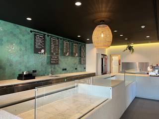 Op een levendige locatie op het Leopoldplein, op wandelafstand van de charmante Zeedijk van De Haan, ligt dit uitzonderlijk ruime handelspand met...