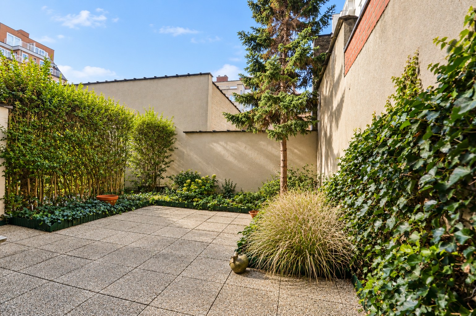 Exclusivité : agréable appartement avec jardin et spacieuse terrasse ensoleillée, idéalement situé à proximité de la place du Triangle. - photo 2