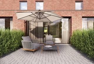 Welkom in De Stip, een vooruitstrevend nieuwbouwproject in Gentbrugge, gelegen tussen de Tennisstraat, Arthur Van Laethemstraat en de Bruiloftstraat, op de voormalige site van AA Gent en La Gantoise.

Hier woon je in een moderne, groene wijk met een sterke focus op duurzaamheid en leefkwaliteit. 
Project De Stip omvat 135 wooneenheden, verdeeld over 11 gebouwen:
- 66 eengezinswoningen met private buitenruimte
- 69 appartementen met ruime terrassen
- Commerciële ruimtes die zorgen voor extra levendigheid

De wijk is ontworpen als een laagdorpse woonomgeving met veel licht, groen en een gedeeld park
De Stip zet volop in op duurzaamheid met:
- E-peil lager dan E10
- Collectieve geothermische verwarming (BEO-veld)
- Waterbuffering en biodivers beplantingsplan
- Gebruik van duurzame materialen
- Lage energiekosten, optimaal comfort en 6% btw mogelijk bij aankoop.

De Stip ligt op een strategische locatie in Gentbrugge.

Troeven:
- Energiezuinige woningen (E-peil lager dan E10)
- Collectieve geothermie via ESCO
- 6% btw mogelijk
- Rustige, groene ligging
- Kwalitatieve architectuur

Contacteer ons vandaag voor meer informatie over de beschikbare appartementen en woningen op 0488 14 62 77.

De weergegeven renders dienen uitsluitend ter illustratie en kunnen afwijken van de uiteindelijke uitvoering. In geval van verschillen of interpretatieverschillen primeren steeds het lastenboek en de plannen op de visuele voorstellingen.