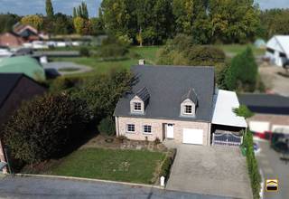 <p><span>Grote villa met 5 (mogelijk 7) slaapkamers en een prachtig landelijk uitzicht langs </span></p><p><span>de verbindingsweg Borgloon - Sint-Truiden, (mogelijk als kangoeroewoning)</span></p><p><span> </span></p><p><span>Deze ruim bemeten woning heeft naast de goede ligging ook de mogelijkheid om als</span></p><p><span>kangoeroewoning te worden gebruikt, gezien er op de gelijkvloerse verdieping een ruim</span></p><p><span>bureau en een grote slaapkamer aanwezig zijn met ensuite badkamer. </span></p><p><span> </span></p><p><span>Op de eerste verdieping treffen we dan nog eens 5 grote slaapkamers aan alsook een </span></p><p><span>2e badkamer.</span></p><p><span> </span></p><p><span>De woning geniet een zeer aangename indeling. We onderscheiden het volgende:</span></p><p><span>Gelijkvloers:</span></p><p><span>Inkomhal met gastentoilet, grote bureauruimte, garage, ruime slaapkamer met ensuite </span></p><p><span>badkamer. Een leefkeuken die naadloos overloopt in de zithoek met kachel. Aansluitend </span></p><p><span>aan de keuken is er een overdekt terras. Zowel vanuit de zithoek als vanuit de keuken </span></p><p><span>heb je een zicht op de achterliggende tuin.</span></p><p><span>Eerste verdieping:</span></p><p><span>De ruime nachthal geeft toegang tot 5 ruime slaapkamers en een grote badkamer.Verder</span></p><p><span>is hier ook een berging aanwezig.</span></p><p><span> </span></p><p><span>Daarnaast beschikt de woning over een aangename tuin achteraan de woning en biedt de</span></p><p><span>kelder U meer dan voldoende opslagruimte.</span></p><p><span> </span></p><p><span>Op het vlak van technieken:</span></p><p><span>*De ramen zijn uitgevoerd in PVC met dubbele beglazing</span></p><p><span>*Pelletketel met waterboiler</span></p><p><span>*Geen verwarming op de eerste verdieping</span></p><p><span>*Regenwaterput 10 000 l</span></p><p><span> </span></p><p><span>Wenst U meer informatie over deze woning of een bezichtiging ter plaatse?<br />Contacteer ons via 012 26 22 05 of </span><span><span>info@hetimmohuis.be</span></span></p>