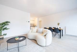 <span><strong>Laken </strong></span>: Groot 2 slaapkamer appartement van 114m² verhuurd met kelder aan 1.429 €/maand (excl. kosten) met huurcontract van 18m. Appartement is gelegen in een kleine nieuwe mede-eigendom (24) rustig gelegen in een AUTOVRIJE STRAAT. Gebouwd naar de toekomst met gedeelde ZONNEPPANELEN en alleen ENERGIEZUINIGE appartementen (Minimaal EPC B). Onmiddellijk rendement gegarandeerd. Kelder (€ 3.000), parking optioneel. Verkoop onder registratierechten (12,5%) op de grondwaarde en BTW (21%) op de constructiewaarde. Meer informatie exclusief via TREVI!