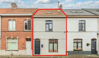 <p>Instapklare, stijlvolle woning met zuidgerichte tuin en optionele garagebox.</p><p>De verrassend ruime woning (170m² bewoonbaar, 250m² perceel) combineert energiezuinigheid (EPC B 105 kWh/m² per jaar), comfort en een uitstekende ligging.</p><p>Gelegen in een fietsstraat met eenrichtingsverkeer voor auto's, op wandelafstand van alle winkels, scholen en openbaar vervoer. Hier woont u rustig, groen en toch centraal. Mobiscore: 9.1/10.</p><p>Gelijkvloers: inkomhal met gastentoilet, gezellige living met houtkachel en parketvloer, volledig uitgeruste leefkeuken met zicht op de tuin, berging met technische voorzieningen, traphal met vestiaire, zuidgerichte tuin met terras (25m²) en hardhouten tuinhuis achteraan in de tuin.<br />1e verdiep: 2 slaapkamers (18 en 11m²), aparte ruime dressing, badkamer met ligbad, inloopdouche, 2 wastafels en toilet.<br />2e verdiep: masterbedroom (17m²) met zicht op de tuin, ruime berging / bureauruimte en toegang tot de kruipzolder.<br />Aanwezig: Asbestveilig attest, conform gekeurde elektriciteit, recent onderhouden gascondentatieketel, ventilatiesysteem C, waterverzachter, toiletten en buitenkraantjes aangesloten op RW-pomp.</p><p>Op slechts enkele meters van de woning bieden we optioneel onze ruime (19m²) garagebox met sectionale poort aan. Ideaal voor het bergen van uw auto, (bak)fietsen, werkmateriaal... Kostprijs garagebox: 39 000EUR.</p><p>Geniet nog tot eind dit jaar van de mogelijkheid uw woning aan te kopen aan 2% registratiekosten, vanaf januari is dit aan 3%.</p><p>Interesse? Reageer op dit zoekertje en we plannen een afspraak op één van onze kijkmomenten: vrijdag 6 nov en zaterdag 7 nov.<br />Biedingen gelijk aan of hoger dan de vraagprijs worden in overweging genomen.</p>