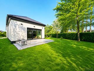 <p>RUIME VILLA met een UITZONDERLIJK WOONVOLUME van ca. 312 M², 6 SLAAPKAMERS en een VOLLEDIGE RENOVATIE (2025), waar MODERN WOONCOMFORT en ENERGIEZUINIGHEID perfect samenkomen. Deze INSTAPKLARE WONING is ideaal voor GROTE GEZINNEN of voor wie EXTRA RUIMTE zoekt voor een bureau, hobbyruimte of de combinatie van WONEN EN EEN ZELFSTANDIGE ACTIVITEIT. Op energetisch vlak blinkt de woning uit dankzij een CONDENSATIEKETEL in combinatie met LUCHT/LUCHT WARMTEPOMPEN voor verwarming en koeling, 28 ZONNEPANELEN, een THUISBATTERIJ, VENTILATIESYSTEEM D en een QBUS-DOMOTICASYSTEEM, wat zorgt voor een comfortabele en energie-efficiënte woonervaring. De indeling omvat een ruime inkomhal met gastentoilet, een lichtrijke woonkamer, een volledig ingerichte keuken met praktische berging/wasplaats, twee slaapkamers op het gelijkvloers, een eerste badkamer, een dressing/berging en een inpandige garage. Op de verdieping bevinden zich nog vier volwaardige slaapkamers, een tweede badkamer, een apart toilet en extra bergruimte. Buiten geniet u van een ruime oprit, een aangename tuin en een zonnig terras.<br /><br />Adres: Augustijn Moreelsstraat 1 te Oostakker<br /><br />EPC: 123 kWh/m², G-score en P-score A.</p>