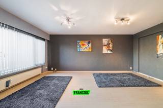 Dit instapklare appartement van 79 m² is gelegen op de eerste verdieping van een rustige en verzorgde residentie, op slechts 200 meter van het prachtige Maria Hendrikapark in Oostende. Een ideale ligging voor wie houdt van rust, groen en toch een vlotte bereikbaarheid.<br /><br />Het appartement beschikt over een ruime inkomhal met aparte vestiaire en twee praktische bergingen, waarvan één voorzien is van een aansluiting voor wasmachine. De leefruimte bestaat uit een lichtrijke eetkamer met aansluitende zithoek en geniet van een aangenaam open zicht. Aansluitend bevindt zich de aparte, ingerichte keuken.<br /><br />Verder zijn er twee ruime slaapkamers: één aan de voorzijde en één aan de achterzijde van het appartement. De achterste slaapkamer geeft uit op een zuidwestgericht terras, waar u in alle rust van de zon kunt genieten.<br /><br />In de ondergrondse verdieping hoort parkeerplaats nr. 15 inclusief bij het appartement. Daarnaast is er een gemeenschappelijke fietsenstalling in het gebouw.<br /><br />Recent werden op het volledige dak van de residentie zonnepanelen met batterij geplaatst, wat bijdraagt aan een energiezuinig en toekomstgericht wooncomfort.<br /><br />EPC: B-label.<br /><br />Bent u op zoek naar een comfortabel en gunstig gelegen appartement nabij een van de mooiste wandelparken van Oostende? Plan dan vandaag nog uw bezoek!
