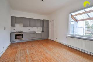 Cet appartement de caractère dans un bâtiment authentique se trouve le long de la Mechelsesteenweg, dans le centre de Mortsel. L'immeuble est petit...