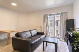 Deze appartementen (39 m²) liggen in de Smidsestraat, op wandelafstand van station Gent-Sint-Pieters en vlakbij de Kouter in Gent. Ook met de wagen zeer vlot bereikbaar via de r40.Hoewel deze appartementen volgens de basisakte 1 entiteit zijn, fungeren ze volledig autonoom. Elk appartement heeft zijn eigen keuken, badkamer en aparte slaapkamer. 6B: EPC B - 193 kWh6C: EPC B - 104 kWhPlug &amp; play investering. Beide appartementen zijn momenteel succesvol verhuurd en genereren samen een stabiele huuropbrengst van € 1.403 per maand (exclusief kosten).De gebruikte foto's werden met behulp van AI bewerkt (de kamers werden leeggehaald). Er werd geen rekening gehouden met technische specificaties, stedenbouwkundige voorschriften of de concrete mogelijkheden tot realisatie.Bestuursmaatregelen in het maatregelenregister: nee