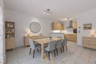 In het centrum van Deerlijk vind je dit instapklare appartement met 2 slaapkamers, gelegen op de eerste verdieping van Residentie Golden...