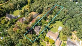 <strong>Te renoveren villa op een uitzonderlijk perceel van ca. 3.063 m² in het groene Maria-ter-Heide!</strong><br /><strong>In een bijzonder rustige en residentiële woonomgeving, bevindt zich deze karaktervolle villa met een uitstekende basis voor wie op zoek is naar ruimte, privacy en renovatiemogelijkheden.</strong><br /><em>De woning geniet van een unieke ligging in het gegeerde Maria-ter-Heide, omringd door groen en toch met een vlotte verbinding naar het centrum van Brasschaat, scholen, winkels, openbaar vervoer en de E19 richting Antwerpen en Breda.</em><br /><br /><span><strong>Indeling:</strong></span><br /><span>Gelijkvloers</span><br />- Royale <strong>inkomhal </strong>(ca. 14 m²) met marmeren dambordvloer, vestiaire en gastentoilet.<br />- Ruime <strong>woonkamer </strong>(ca. 34 m²) met aansluitend de <strong>eetkamer </strong>en een <strong>aparte bureauruimte</strong>.<br />- Lichtrijke <strong>eetkamer</strong> (ca. 21 m²) met directe toegang tot de <strong>veranda </strong>(ca. 27 m²) en een prachtig<strong> zicht op de tuin</strong>.<br />- Afzonderlijke, volledig <strong>ingerichte keuken</strong> met verbinding naar zowel de eetkamer als de veranda.<br />- <strong>Praktische wasplaats </strong>(ca. 9 m²) met aansluitingen voor wasmachine en droogkast en extra bergruimte.<br />- Inpandige garage (ca. 21 m²) voorzien van een manuele poort.<br /><br /><span>Verdieping:</span><br />- De <strong>nachthal </strong>met ingebouwde linnenkast geeft toegang tot <strong>vier volwaardige slaapkamers</strong> en de badkamer.<br />- Hoofdslaapkamer (ca. 26,5 m²) op linoleum, met toegang tot het ruime <strong>dakterras</strong>.<br />- Tweede slaapkamer (ca. 28 m²) op tapijt, eveneens met toegang tot het dakterras.<br />- Derde slaapkamer (ca. 17,5 m²) op tapijt.<br />- Vierde slaapkamer (ca. 19 m²) op linoleum.<br />- De slaapkamers beschikken over praktische ingebouwde kasten.<br /><br />- De <strong>badkamer </strong>(ca. 6,5 m²) is uitgerust met een ligbad met douchefunctie, dubbele lavabo en toilet.<br /><br /><span>Zolder:</span><br />- Ruime <strong>bergzolder </strong>bereikbaar via een vlizotrap.<br />- Tweede <strong>zolderruimte</strong> toegankelijk via de garage, eveneens bereikbaar met een vlizotrap.<br /><br /><span>Tuin:</span><br />- De <strong>tuin </strong>vormt zonder twijfel één van de a<strong>bsolute troeven</strong> van deze eigendom.<br />- Het <strong>uitzonderlijke perceel</strong> biedt een oase van <strong>rust </strong>en <strong>privacy</strong>, omgeven door volwassen bomen en groen.<br />Verder beschikt de tuin over:<br />- Een <strong>volledig omheind</strong> perceel;<br />- Meerdere vijvers;<br />- twee <strong>praktische bijgebouwen</strong>, ideaal als opslagruimte, atelier, hobbyruimte of tuinberging;<br /><br /><span><strong>Bijzonderheden:</strong></span><br />- Rustige, residentiële ligging in Maria-ter-Heide.<br />- Te renoveren villa met bijzonder veel potentieel.<br />- Ideaal voor wie wonen en werken wenst te combineren.<br />- <strong>Verwarming </strong>op aardgas via radiatoren.<br />- Gedeeltelijk <strong>onderkelderd</strong> met bijkomende <strong>kruipruimte</strong>.<br />- <span>Hoofdzakelijk </span>dubbele beglazing.<br />- <strong>Inpandige garage </strong>(met smeerput)<strong> </strong>en twee carports.<br />- <strong>Vlotte bereikbaarheid</strong> richting Brasschaat, Kapellen, Antwerpen en Breda.<br /><br /><em>Stedenbouwkundige inlichtingen in aanvraag.</em>