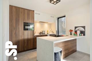 Prachtig gelegen en instapklaar hoekappartement van 94 m² met twee slaapkamers en een privaat tuintje met terras.<br /><br />Dit lichtrijke appartement verwelkomt je via een verzorgde inkomhal met vestiairekast en gastentoilet. Van hieruit kom je in de ruime leefruimte, waar de grote raampartijen zorgen voor een aangename lichtinval en een open, luchtig gevoel. De leefruimte sluit naadloos aan op de volledig uitgeruste keuken (10,2 m²), voorzien van kasten, dampkap, keramisch kookvuur, combi-oven, koelkast, vaatwasser en spoelbak. Vanuit de leefruimte (24,2 m²) heb je directe toegang tot het private tuintje met terras.<br /><br />Via de nachthal bereik je de twee slaapkamers (14,3 m² en 8,9 m²) en de moderne badkamer, uitgerust met een lavabomeubel en comfortabele inloopdouche.<br /><br />Daarnaast beschikt het appartement over een ondergrondse autostaanplaats, inbegrepen in de verkoopprijs, evenals een gemeenschappelijke fietsenstalling en een grote gemeenschappelijke tuin achteraan het gebouw. Alsook is er een lift aanwezig in het gebouw.<br /><br />Op vlak van comfort en energiezuinigheid scoort dit appartement bijzonder goed. De verwarming gebeurt via aardgas met vloerverwarming. Zonnepanelen zijn aanwezig, evenals automatische screens voor zonwering. Met een EPC-label A+ geniet je hier van een uiterst energiezuinige woonst.<br /><br />Kortom, een modern en energiezuinig hoekappartement dat comfort, licht en een aangename buitenruimte perfect combineert.<br /><br />Voor meer informatie of een bezoek ter plaatse, kan u contact opnemen met IMMO SP via 014 59 10 20 of mailen naar jill@immosp.be. Benieuwd naar de waarde van uw eigen woning? Vraag vrijblijvend een gratis verkoopanalyse aan – wij helpen u graag verder!