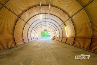 Ruime opslagruimte van 110m² op gunstige locatie te Wingene.<br /><br />De opslagruimte gelegen in de Wingenesteenweg heeft volgende kenmerken:<br /><br />- Ruimte: 6,30m (B) x 17,40m (D) x 4,50m (H)<br /><br />- Poort: 4,40m (B) x 3,10m (H)<br /><br />- Afsluitbare toegangsdeur aanwezig in de poort<br /><br />- Terrein is enkel toegankelijk voor de huurders<br /><br />- Toilet aanwezig<br /><br />- Forfait van €25,- voor beperkt gebruik nutsvoorzieningen<br /><br />Bent u geïnteresseerd in deze opslagruimte te Wingene? <br /><br />Aarzel dan niet ons te contacteren: Tel 051 47 48 47 of mail: Tielt@immofrancois.be<br /><br />