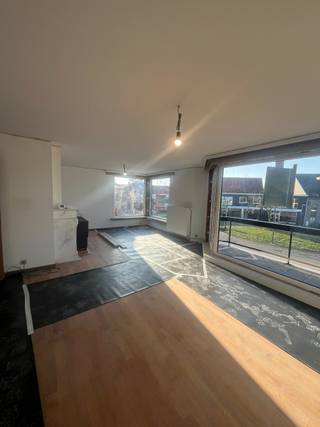 Volledig gerenoveerde bel-etage woning met oprit en ruim zonneterras achteraan met zicht op groen.Geen syndic kosten.Indeling :Gelijkvloers : inkom...