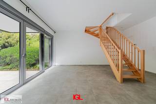 Immo Groot Leeuw stelt u dit nieuwbouwduplexappartement voor, rustig gelegen in een groene straat. Het duplex appartement bevindt zich op het gelijkvloers en bestaat uit een woonkamer met open, volledig uitgeruste keuken, een aparte berging met aansluitingen voor wasmachine en droogkast, en op de eerste verdieping een slaapkamer met douchekamer. Verder is er een ruim terras aanwezig en een ondergrondse staanplaats met kelder.<br /><br />De locatie is een echte troef, gelegen in een rustige straat maar toch nabij de Ninoofsesteenweg, waar u verschillende faciliteiten terugvindt zoals winkels (Carrefour, Delhaize) en openbaar vervoer (bus). Deze duplex is gelegen op een boogscheut van het hockey terrein, golf terrein en voetbal terrein van Dilbeek.<br /><br />Deze eigendom is de ideale keuze als starterswoning of als rendabele investering. Dankzij zijn recente bouw, comfort van een eigen parkeerplaats en goede ligging, hebt u alles binnen handbereik voor een aangename woonomgeving of een goede investering.<br /><br />Kortom: een ideaal appartement voor wie op zoek is naar comfort, rust en een centrale ligging. Aarzel niet om een bezoek aan te vragen en ontdek zelf de troeven van deze woning. Contacteer Immo Groot Leeuw via mail info@immogrootleeuw.be of via telefoon 02/378.04.44 voor meer informatie of voor een bezoek.