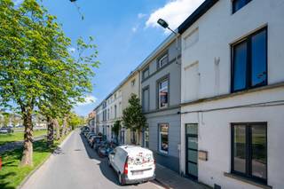 Deze ruime gezinswoning is gelegen op wandelafstand van winkels, scholen, openbaar vervoer, Dok-Noord en het centrum van Gent. Door haar ligging...