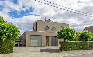 <p>Deze landelijk gelegen, volledig gerenoveerde alleenstaande en ruime eengezinswoning op 12a46ca combineert een aangename woonomgeving met hedendaags comfort en een bijzonder verzorgde, groene buitenruimte.</p><p></p><p>Aan de voorzijde beschikt de woning over een ruime oprit met parkeergelegenheid voor meerdere wagens en een verzorgde voortuin. Via de zijdelingse doorgang bereikt u de volledig omheinde achtertuin.</p><p></p><p>Bij het binnenkomen ontdekt u een inkomhal met apart toilet en een afzonderlijke bureauruimte. Deze sluit aan op de ruime leefruimte met gezellige en sfeervolle gashaard, een aangename eetplaats en een open, volledig ingerichte keuken met kwaliteitstoestellen van Siemens en Bosch. De leefruimte geniet van een mooie lichtinval en biedt rechtstreeks contact met het ruime, deels overdekte terras en de charmante tuin.</p><p></p><p>De recente terrasoverkapping is uitgerust met screens en daklamellen, waardoor u hier in alle comfort van de buitenruimte kunt genieten. De prachtig aangelegde tuin beschikt over waardevolle bomen en planten en biedt, samen met het zwembad, een maximale privacy met geen tot nauwelijks inkijk. Het zwembad werd gerenoveerd in 2025 en is volledig omheind, waardoor het ook een veilige omgeving vormt voor kinderen en huisdieren. Daarnaast beschikt de tuin over een poolhouse en voldoende speelruimte voor de kinderen.</p><p></p><p>Op het gelijkvloers bevinden zich verder een praktische berging met inbouwkasten, een wasplaats met douche en wastafel en een grote garage met automatische poort, geschikt voor twee wagens. De ruime kelder biedt bijkomende bergruimte.</p><p>Op de eerste verdieping vindt u een nachthal, een apart toilet, vier ruime slaapkamers en een comfortabele badkamer met ligbad en inloopdouche. De master bedroom beschikt over maatkasten. Daarnaast is er een praktische berging met infraroodcabine. Een grote gemansardeerde zolder biedt eveneens extra bergruimte.</p><p></p><p>De woning werd grondig gerenoveerd en beschikt vandaag over een <strong>energiezuinig EPC met label B (155 kWh/m²/jaar)</strong>. De 18 zonnepanelen met omvormer dragen verder bij aan een energiezuinig wooncomfort.</p>