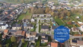 <p>Schrijf je nu in voor onze kijkdag via onze website: https://www.vercammenwoonprojecten.be/nieuwbouwproject/verkaveling-woonerf-geebroek-3700-tongeren-nieuwbouw-woningen-bouwgrond/<br /><br />Kleinschalige residentiële verkaveling met klassevolle nieuwbouwwoningen (zowel landelijk als modern), super gelegen in een rustige, groene omgeving en dat op werkelijk een boogscheut van het historische centrum van Tongeren.<br /><br />* 13 woningen<br />* FASE 1 – REEDS 80% VERKOCHT! <br />* FASE 2 – REEDS 50% VERKOCHT! WERKEN ZIJN GESTART!<br />* De indeling van uw toekomstige thuis alsook de interieurafwerking zal volledig op maat gebeuren, op basis van uw behoefte en persoonlijke smaak.<br /><br />TROEVEN:<br />* Rustige ligging<br />* Bijzondere aandacht voor omgeving, rust en natuur<br />* Veel lichtinval dankzij grote raampartijen<br />* Persoonlijke begeleiding door onze interieurarchitect<br />* Focus op duurzaamheid en energiezuinigheid<br />* Zeer goed bereikbaar én op wandelafstand van het hart van Tongeren<br /><br />Tot gauw!</p>