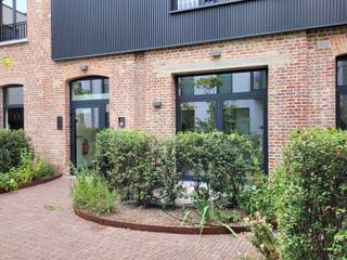 <p>E-mail: clara.jacquy@weinvest.be<br />Tel.: +32 456 12 69 85</p>
<p>We Invest biedt u exclusief deze lichtrijke studio van 37 m² aan, gelegen op het gelijkvloers van een gebouw aan de Koninklijke-Prinsstraat 37 in Elsene.</p>
<p>Dit mooie project bevindt zich in een charmante buurt, op wandelafstand van tal van leuke plaatsen, winkels, openbaar vervoer en alle nodige voorzieningen.</p>
<p>De studio valt meteen op door haar natuurlijke lichtinval en gezellige sfeer. Ze bestaat uit een woonruimte van 20 m², een volledig uitgeruste keuken, een ruime douchekamer en een aparte wasruimte.</p>
<p>Daarnaast beschikt u over een private kelder en een gemeenschappelijke fietsenberging.</p>
<p>Huurprijs: €900/maand<br />Maandelijkse lasten: €95 (voorschot inclusief privéverbruik van warm water, verwarming en gemeenschappelijke kosten)</p>
<p>EPC: C</p>
<p>Een zeldzame opportuniteit die comfort, licht en een uitstekende ligging combineert.</p>
<p>Ontdek nog meer exclusieve panden op www.weinvest.be.</p>