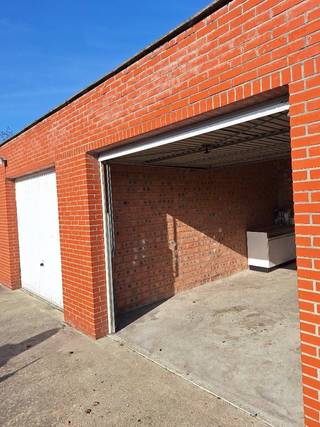 Centraal gelegen en goed onderhouden appartement te Ekeren.<br /><br />Het hoekappartement is gelegen op de eerste verdieping van een klein appartementsgebouw (3 appartementen) en met veel lichtinval.<br /><br />Het appartement omvat een ruime woonkamer, ingerichte keuken, 2 slaapkamers, badkamer met ligbad en apart toilet.<br /><br />Bewoonbare oppervlakte 91,50m²<br />Dak geïsoleerd,<br />Dubbele beglazing<br />EPC B<br />Lage maandelijkse kosten (50 euro)<br />Geen grote geplande kosten in het gebouw<br /><br />Achteraan zonnig terras van 5,6m² en bergplaats<br /><br />Het appartement ligt centraal; op korte wandelafstand van centrum en openbaar vervoer, toch heel rustig gelegen (doodlopende straat).<br /><br />Inbegrepen: kelderberging<br />Garagebox apart aan te kopen (25 000 euro) <br /><br />Geen immo aub.