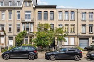 MATCHED kevin@wellimmo.net voor meer info! <br />Bekijk alvast de videotour, de grondplannen, het EPC en de elektrische keuring via de Wellimmo-site ('documenten') <br /><br />Deze stijlvolle en uiterst lumineuze herenwoning (+/-220m² bewoonbaar) combineert authenticiteit met hedendaags comfort en bevindt zich in de gegeerde Groenenhoek, net buiten de Singel van Antwerpen. De karaktervolle gevel met groene voortuin zet meteen de toon.<br />Indeling:<br />Via de inkomhal op kleurrijke cementtegel kom je in de lichtrijke leefruimte op plankenvloer. Achteraan bevindt zich de ruime, volledig uitgeruste keuken met inoxkasten en SMEG-toestellen. Van hieruit heb je toegang tot de zonnige stadstuin in zuiderse sfeer met een prachtige Magnolia – een heerlijke plek voor lunch of apero - achteraan treffen we een handige tuinberging<br />Op de 1e verdieping: een apart toilet, een volwaardige slaapkamer, een praktische wasplaats/bergruimte en een tweede leefruimte op parket, die perfect kan dienen als home-office of 2 extra slaapkamers.<br />De 2e verdieping telt nog eens 2 ruime slaapkamer en een giga badkamer met (bubbel)bad, douche, dubbele lavabo, toilet én achteraan een aparte dressing.<br />Verder is er een droge, bruikbare kelder aanwezig.<br /><br />Troeven<br />• Gunstige ligging: rustige straat in hippe buurt nabij Centrum Antwerpen<br />• Berchem-station, Te Boelaerpark en Zurenborg op wandelafstand<br />• Het zwembad, winkels, leuke horecazaken en de uitvalswegen in de directe omgeving<br />• Royale lichtinval en authentieke details<br />• Aangename stadstuin + charmante voortuin<br />• Tot 5 ruime slaapkamers en een flexibele indeling voor wonen-werken<br />• Laag KI<br />• Gerenoveerd in 2018 - conforme electriciteit<br /><br />👉 Meer info of een bezoek: info@wellimmo.net of 03/225 00 68<br /><br /><br /><br /> 