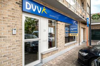 - Ideale ligging in het centrum van Moorslede: Kerkstraat 2B<br />- 80 m² gelijkvloerse kantoor-/winkelruimte<br />- Ontvangstruimte<br />- Veel ingemaakte kasten<br />- Sanitaire voorzieningen <br />- EPC label B<br />- Asbestvrij<br />- Conforme elektriciteit<br />- Richtprijs: € 199.000