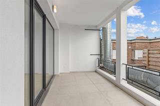 Appartement rénové au premier étage avec label EPC A ! Cet appartement est accessible par des escaliers et est aménagé comme suit : - Hall d'entrée...