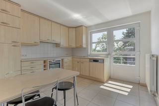 Op een centrale ligging aan de Groteweg in Geraardsbergen, nabij Colruyt, het stadscentrum en tal van voorzieningen, bevindt zich op de derde verdieping van een kleinschalige residentie dit lichtrijk en ruim appartement met 2 slaapkamers. Dankzij de grote raampartijen geniet het appartement van veel natuurlijk licht en een aangenaam ruimtegevoel. <br />Via de ruime inkomhal bereikt u 2 volwaardige slaapkamers, de badkamer en een praktische berging. Verder beschikt het appartement over een open leefruimte met keuken, eetplaats en gezellige living.<br />Troeven:<br />- Ruime terrassen aan zowel de voor- als achterzijde<br />- Mooie zichten op de omgeving en het omliggende groen<br />- Privatieve kelder<br />- Centrale ligging in Geraardsbergen<br />- Vlotte verbinding met alle dagelijkse voorzieningen<br />- Goede bereikbaarheid richting Wetteren en Lessen<br />- Centrale verwarming op aardgas<br />- Airconditioning aanwezig<br />- Elektrische installatie conform<br />- Asbestveilig<br />- EPC-label B<br />- Openbare parkeergelegenheid achter het gebouw<br />- Interessante investeringsmogelijkheid met een rendement van ongeveer 4%<br />Voor meer info en een bezoek, bel Matthias: 0478/32 77 70