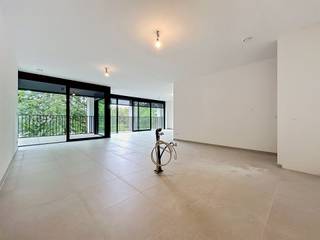 <p><span>Nieuwbouwappartement met twee slaapkamers in residentie Kasteelvijver te Langemark.</span></p><p><span> </span></p><p><span>Dit appartement bevindt zich op de </span><span>eerste verdieping</span><span> en beschikt over een </span><span>bewoonbaar oppervlakte</span><span> van </span><span>123m² </span><span>met </span><span>twee terrassen</span><span> van </span><span>14m²</span><span> en </span><span>6m².</span></p><p><span> </span></p><p><span>Indeling</span><span>:</span></p><p><span>Ruime </span><span>inkomhal/nachthal</span><span>, </span><span>open keuken</span><span> met </span><span>leefruimte</span><span> die directe toegang biedt tot het groot </span><span>terras.</span><span> Keuken is hier nog vrij te kiezen bij de reeds bepaalde keukenbouwer met een voorziene handelswaarde.</span></p><p><span>Verder is nog een </span><span>berging/wasplaats,</span><span> </span><span>gastentoilet</span><span>, </span><span>badkamer</span><span> met inloopdouche en dubbele lavabo, </span><span>twee volwaardige slaapkamers</span><span> die beiden toegang bieden tot het </span><span>tweede terras.</span></p><p><span> </span></p><p><span>Er is tevens een </span><span>kelderberging</span><span> bij te kopen, alsook mogelijkheid tot aankopen van </span><span>ondergrondse staanplaats.</span></p><p><span> </span></p><p><span>De </span><span>warmwaterproductie</span><span> en de </span><span>vloerverwarming</span><span> zal opgewekt worden door een bodem/water </span><span>warmtepomp met ingebouwde boiler.</span><span> De warmte wordt uit de grond gehaald via </span><span>geothermie.</span></p><p><span>Doorheen het appartement is er </span><span>ventilatiesysteem D </span><span>(mechanische toevoer en afvoer) voorzien.</span></p><p><span>Het appartement beschikt tevens over</span><span> zonnepanelen</span><span> (760Wp) wat het bovendien uiterst zuinig maakt!</span></p><p><span> </span></p><p><span> </span></p><p><span> </span></p><p><span> </span></p>