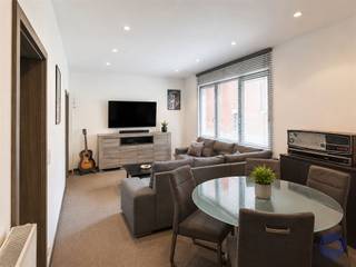 <p><span>Informations sur l'appartement</span></p><p><span>Cet appartement étonnamment spacieux allie luminosité, confort et agencement astucieux dans un cadre calme et central. L'espace de vie d'environ 25 m² offre une sensation d'ouverture et de bien-être ; il est revêtu d'un revêtement mural en pierre facile d'entretien : pratique, épuré et conçu pour un confort de vie au quotidien. La cuisine séparée offre un espace de rangement remarquablement généreux et est équipée d'appareils électroménagers de qualité, notamment un grand four, une plaque de cuisson électrique avec hotte aspirante, un grand réfrigérateur avec compartiment congélateur séparé et un raccordement pour un lave-vaisselle. On y trouve également deux chambres à part entière : une chambre spacieuse d’environ 18 m² donnant sur une rue calme et une deuxième pièce d’environ 15 m² à l’arrière, idéale comme chambre, bureau à domicile, dressing ou espace créatif. La salle de bains moderne est aménagée dans un style épuré, avec un meuble-lavabo, une douche à effet pluie fermée et des toilettes. Le hall d’entrée et le couloir de nuit offrent un espace supplémentaire et des solutions de rangement astucieuses. Les fenêtres rénovées contribuent au confort, à l'efficacité énergétique et à l'esthétique de l'appartement. Côté pratique, tout est également au rendez-vous : label EPC C, attestation d'absence d'amiante, compteurs individuels pour le gaz et l'électricité, et faibles charges mensuelles d'environ 15, avec une provision pour l'eau d'environ 30. L'appartement est actuellement loué, mais il peut également convenir à une occupation personnelle, sous réserve d'un préavis légal de 6 mois. L'emplacement vient parachever le tableau : un cadre de vie paisible dans une rue peu fréquentée par les voitures et agrémentée d'espaces verts, en plein cœur d'Anvers. Commerces, restaurants, transports en commun, écoles et lieux de loisirs sont accessibles à pied. La vie en ville, mais sans l'agitation à votre porte.</span></p><p><span> </span></p><p><span>Agencement</span></p><ul><li><span>Salon lumineux d’environ 25 m², revêtu d’un tapis de pierre facile d’entretien et offrant une agréable sensation d’espace ouvert</span></li><li><span>Cuisine séparée offrant un espace de rangement particulièrement généreux, équipée d'appareils électroménagers de qualité tels qu'un grand four, une plaque de cuisson électrique avec hotte aspirante, un grand réfrigérateur avec compartiment congélateur séparé et un raccordement pour un lave-vaisselle</span></li><li><span>Chambre spacieuse d’environ 18 m², située dans une rue calme et peu fréquentée par les voitures, idéale pour un sommeil réparateur</span></li><li><span>Salle de bains moderne, aménagée avec goût, comprenant un meuble de salle de bains soigné, une douche à effet pluie confortable et fermée, ainsi que des toilettes</span></li><li><span>Un vestibule pratique, équipé d’une grande armoire offrant un espace de rangement supplémentaire</span></li><li><span>Agréable deuxième chambre d’environ 15 m², située au calme à l’arrière de la maison, ce qui la rend idéale comme chambre, bureau ou atelier de loisirs</span></li><li><span>Hall d’entrée soigné offrant suffisamment d’espace pour un vestiaire et des rangements supplémentaires</span></li></ul><p><span> </span></p><p><span>'s supplémentaires</span></p><ul><li><span>L'appartement est loué </span></li><li><span>Vous souhaitez occuper l'appartement vous-même ? Dans ce cas, le bail peut être résilié avec un préavis légal de 6 mois</span></li></ul><ul><li><span>Il s'agit d'une cession partielle d'une option que le cédant détient sur l'immeuble, l'acte devant être signé dans un délai maximal de 10 mois, et ce à la première demande du cédant.</span></li><li><span>Participation de l'acheteur à la rédaction de l'acte de base et au dépôt des plans auprès de l'AAPD : 1 600 euros</span></li></ul><p><span> </span></p><p><span> </span></p><p><span>Informations générales</span></p><ul><li><span>Charges mensuelles : estimées à environ 15 euros (assurance collective et consommation des parties communes)</span></li><li><span>Forfait pour l’eau : environ 30 euros par mois</span></li><li><span>Compteurs individuels d’électricité et de gaz</span></li><li><span>Compteur collectif d'eau</span></li></ul><p><span> </span></p><ul><li><span>PEP : classe C</span></li><li><span>Contrôle électrique : non conforme à l'AREI</span></li><li><span>Certificat d'amiante : sans amiante</span></li></ul><p><span>Immeuble</span></p><ul><li><span>Situé dans un immeuble d'appartements bien entretenu et de petite taille, composé d'un rez-de-chaussée comprenant un local commercial et deux garages, ainsi que de deux étages supérieurs abritant chacun deux appartements</span></li><li><span>Les fenêtres ont déjà été remplacées, ce qui contribue au confort de vie, à l'efficacité énergétique et à l'aspect général de l'appartement</span></li></ul><p><span> </span></p><p><span>Situation</span></p><ul><li><span>Situé dans une rue calme, peu fréquentée par les voitures et agrémentée d’espaces verts, au centre d’Anvers</span></li><li><span>Grâce à cet emplacement central, vous bénéficiez d’une excellente accessibilité et les commerces, les restaurants, les transports en commun, les écoles et les lieux de loisirs sont accessibles à pied</span></li><li><span>Vous y vivrez dans le confort et la tranquillité, avec tous les atouts de la ville à portée de main</span></li></ul><p><span> </span></p><p><span>*Les informations contenues dans cette brochure sont fournies à titre indicatif : il appartient aux acheteurs potentiels de se charger eux-mêmes de l'obtention, de la vérification et de l'interprétation de ces informations.</span></p><p><span> </span></p>