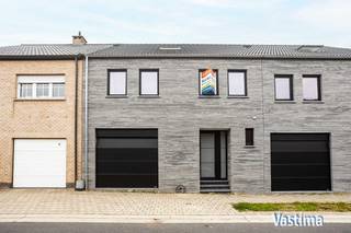 Texte en français ci-dessous / Franstalige tekst onderstaande.<br /><br />NL - Welkom in jouw toekomstige thuis: een bijzonder ruime, lichtrijke en tijdloze nieuwbouwwoning met tuin en inpandige garage. Deze woning biedt alles wat een koppel of gezin nodig heeft voor een comfortabel en modern leven.<br /><br />! KORTING - Bij aankoop van deze woning ontvangt u gedurende 5 jaar een korting van 50% op uw onroerende voorheffing want E-PEIL 16!<br /><br />Bij het betreden van de woning word je verwelkomd door de riante en lichtrijke open leefruimte en keuken (54 m²) met zicht op, en directe toegang tot, de tuin. De grote bergruimte is de ideale plek voor het plaatsen van jouw was- en droogmachine alsook voor opslag. De inpandige garage laat jou toe jouw wagen veilig te parkeren en fietsen te stallen.<br /><br />Op het verdiep beschikt de woning over 3 comfortabele slaapkamers, 2 moderne badkamers en een verder in te richten zolderverdieping die naar eigen wens kan worden benut, bijvoorbeeld als extra slaapkamer, hobbyruimte of home office.<br /><br />De zuidwest georiënteerde tuin zorgt voor een oase van rust en een perfecte plek om te ontspannen of te entertainen.<br /><br />Met de aankoop van deze woning ben je klaar voor de toekomst: Je geniet van comfortabele temperaturen dankzij de PVC– dubbel glas ramen, verwarming via een warmtepomp (lucht/water) met buitenunit en warmtepompboiler, vloerverwarming op alle verdiepen. Daarnaast zijn zonnepanelen geïnstalleerd om te voorzien in duurzame energie, een ventilatiesysteem D zorgt voor gezonde lucht in huis en een videofoon biedt extra veiligheid en gemak. Een gescheiden rioleringsstelsel met septische put en regenwaterput van 10.000 liter zorgen voor efficiënt waterbeheer. De akoestisch ontdubbelde gemene muren met de buren garanderen rust en privacy.<br /><br />De geafficheerde prijs is exclusief isolatie dak / Zonnepanelen (7 stuks) / Tuin nivellering en gras. Indien gewenst kan de woning volledig worden afgewerkt volgens lastenboek bij lokale leveranciers aan 447.000,00 EURO.<br /><br />Deze woning is perfect voor koppels en gezinnen die op zoek zijn naar comfort, duurzaamheid, locatie en modern gemak. Mis deze unieke kans niet en maak van deze prachtige nieuwbouwwoning jouw nieuwe thuis!<br /><br />De aanpalende nieuwbouwwoning wordt ook verkocht via immo Vastima. Alle info op onze website – www.vastima.be.<br /><br />Verkoop onder 21% BTW / Grond 12%. Geafficheerde verkoopprijzen exclusief kosten.<br /><br />FR - Bienvenue dans votre future maison : une maison neuve particulièrement spacieuse, lumineuse et intemporelle, avec jardin et garage intégré. Cette habitation offre tout le nécessaire à un couple ou à une famille pour une vie confortable et moderne.<br /><br />! RÉDUCTION – Lors de l’achat de cette maison, vous bénéficiez pendant 5 ans d’une réduction de 50 % sur le précompte immobilier, grâce à un niveau E de 16 !<br />Dès l’entrée, vous êtes accueilli(e) par un vaste et lumineux espace de vie ouvert avec cuisine (54 m²), offrant une vue sur le jardin et un accès direct à celui-ci. Le grand espace de rangement est idéal pour l’installation d’une machine à laver et d’un sèche-linge, ainsi que pour le stockage. Le garage intégré permet de stationner votre véhicule en toute sécurité et d’y entreposer des vélos.<br /><br />À l’étage, la maison dispose de 3 chambres confortables, de 2 salles de bains modernes et d’un grenier aménageable, pouvant être utilisé selon vos souhaits comme chambre supplémentaire, espace hobby ou bureau à domicile.<br /><br />Le jardin orienté sud-ouest constitue un véritable havre de paix et un endroit idéal pour se détendre ou recevoir.<br /><br />Avec l’achat de cette maison, vous êtes prêt(e) pour l’avenir : vous profitez de températures agréables grâce aux châssis en PVC avec double vitrage, d’un chauffage par pompe à chaleur (air/eau) avec unité extérieure et boiler thermodynamique, ainsi que d’un chauffage par le sol à tous les niveaux. Des panneaux photovoltaïques assurent une production d’énergie durable, un système de ventilation D garantit un air intérieur sain et un vidéophone offre sécurité et confort supplémentaires. Le système d’égouttage séparé, combiné à une fosse septique et une citerne d’eau de pluie de 10.000 litres, permet une gestion efficace de l’eau. Les murs mitoyens acoustiquement doublés avec les voisins garantissent calme et intimité.<br /><br />Le prix affiché n’inclut pas : l’isolation du toit / les panneaux solaires (7 unités) / le nivellement du jardin et l’ensemencement du gazon.<br /><br />Si souhaité, la maison peut être entièrement achevée selon le cahier des charges, auprès de fournisseurs locaux, pour un prix de 447.000,00 EUR.<br /><br />Cette maison est idéale pour les couples et les familles à la recherche de confort, de durabilité, d’un bon emplacement et de commodités modernes. Ne manquez pas cette opportunité unique et faites de cette superbe maison neuve votre nouveau chez-vous ! La maison neuve attenante est également proposée à la vente par Immo Vastima.<br /><br />Toutes les informations sont disponibles sur notre site web – www.vastima.be. <br /><br />Vente soumise à la TVA de 21 % / Terrain à 12 %. Prix de vente affichés hors frais.<br />