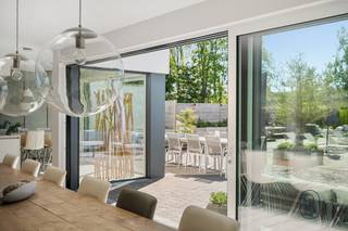 À vendre : villa exclusive de 6 chambres, avec piscine et jardin sur un terrain de 1 880 m²
Cette imposante villa, d'une surface habitable d'environ 500 m², est située sur un vaste terrain de 1 880 m². Une propriété exceptionnelle où l'espace, la lumière et le luxe occupent une place centrale.
Qu'est-ce qui rend cette propriété unique ?
La maison vous accueille par un vaste hall d'entrée qui donne sur un impressionnant espace de vie d'environ 116 m², baigné de lumière naturelle. Dans la cuisine, vous profitez pleinement de la vue sur le jardin grâce aux grandes baies vitrées orientées au sud. La villa dispose de pas moins de six chambres spacieuses, chacune avec sa propre salle de bains. À l'extérieur, vous profiterez d'un magnifique jardin aménagé avec une piscine de 32 m² et une grande terrasse d'environ 160 m², idéale pour se détendre ou recevoir des invités.
De plus, un permis a été délivré pour une annexe de 40 m², ce qui offre des possibilités supplémentaires.
La propriété est par ailleurs facilement accessible, dispose de nombreuses places de stationnement et est adaptée aux personnes à mobilité réduite.
À qui s'adresse cette propriété ?
Idéale pour les familles nombreuses, les investisseurs (par exemple pour un B&B) ou les indépendants à la recherche d'une propriété spacieuse et polyvalente, pleine de charme et de potentiel.
À vendre via Immo Beguin, votre expert immobilier depuis 2009, avec des agences à Renaix, Waregem, Courtrai, Deinze, Tournai et Lessines.
Plus d'informations ou visite via info@immobeguin.be