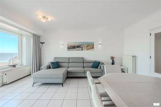 Te koop: zeer ruim appartement met frontaal zeezicht in residentie Martiny.Gelegen op de 9de verdieping geniet dit appartement van een adembenemend uitzicht op zee.De ruime woonkamer baadt in het licht en biedt een uitzonderlijk gevoel van openheid.De keuken is afzonderlijk ingericht en sluit praktisch aan bij de leefruimte.Verder beschikt het appartement over twee volwaardige slaapkamers.De badkamer en het aparte toilet zorgen voor extra comfort.Een private kelderberging is inbegrepen, evenals een gemeenschappelijke fietsenberging.De elektriciteit is conform aan het AREI, wat extra gemoedsrust biedt.Een unieke kans voor wie ruim en comfortabel wil wonen aan zee, als vaste woonst of tweede verblijf.