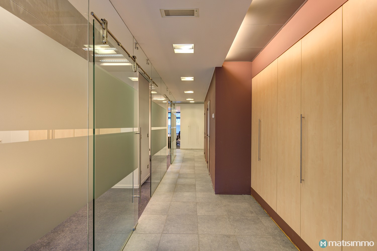 RUIME KANTOORRUIMTE (109M2) MET KEUKEN EN PARKEERPLAATSEN OP CENTRALE LIGGING TE HASSELT - foto 3