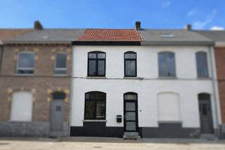 <p>Maison prête à emménager, rénovée et économe en énergie, située dans un quartier agréable à proximité de toutes les commodités. Elle comprend une entrée, un salon lumineux donnant sur une terrasse accueillante et un jardin orienté sud-ouest, une cuisine entièrement équipée avec coin repas, un débarras et une buanderie, ainsi que des toilettes séparées et une cave sèche. À l'étage, on trouve deux chambres et une salle de bains avec douche à l'italienne, lavabo et toilettes. Un escalier fixe mène à la chambre mansardée joliment aménagée. </p>
<p> </p>
<p>Atouts : </p>
<ul>
<li>entièrement rénovée en 2021 -</li>
<li>jardin orienté sud-ouest avec une terrasse agréable</li>
<li>prête à emménager et économe en énergie</li>
<li>quartier agréable à proximité de toutes les commodités </li>
<li>cave sèche</li>
</ul>
<p> Cette maison est à vendre SANS agence immobilière via le concept Smart Houses ! Vous souhaitez plus d'informations ou visiter ? Contactez directement le propriétaire via</p>